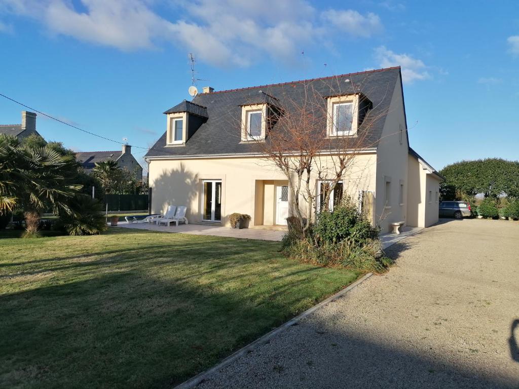 uma casa branca com um telhado preto em Maison avec grand jardin clos et belle terrasse séjour spacieux lumineux à 2 kms de la plage d'Arromanches près de Bayeux, Omaha beach - table de ping pong em Tracy-sur-Mer