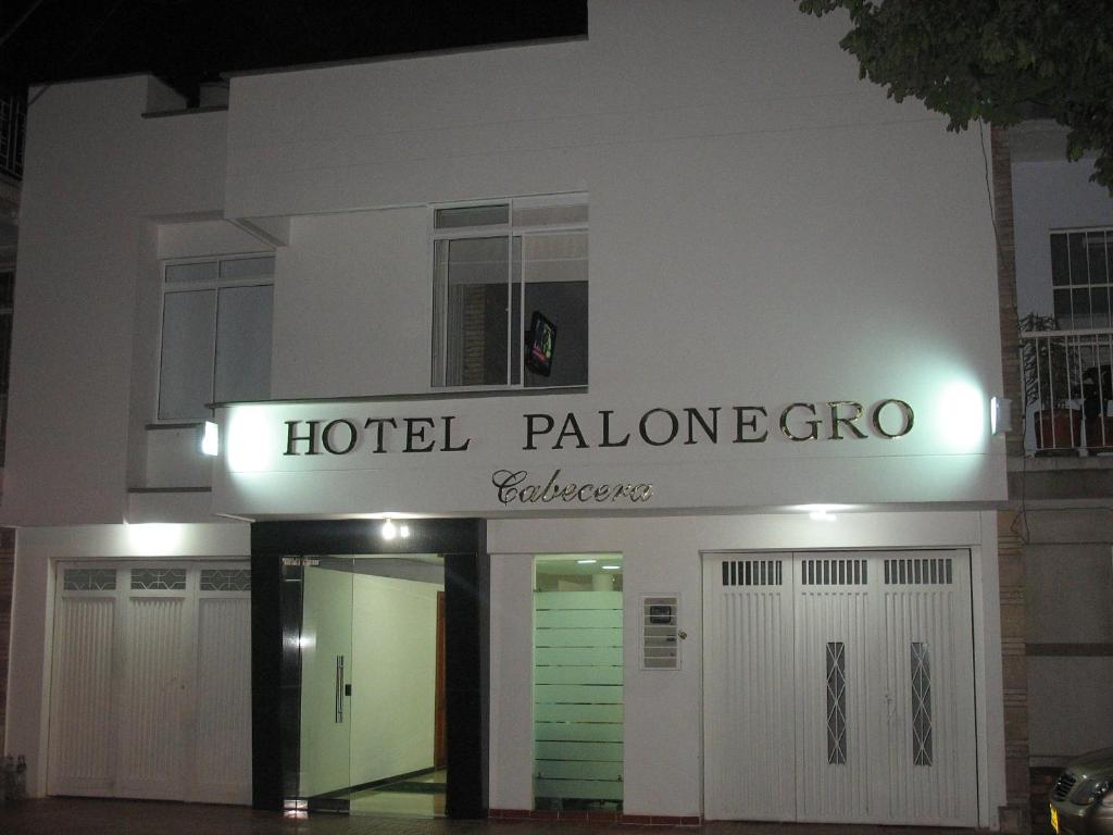 un hotel palomo gino se ilumina por la noche en Hotel Palonegro, en Bucaramanga