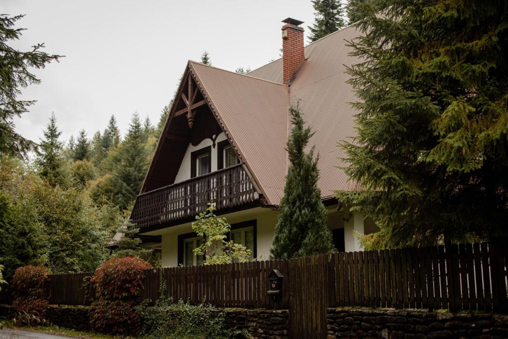 uma casa com uma cerca em frente em Dom na Wynajem - Bartoszówka em Ochotnica Górna