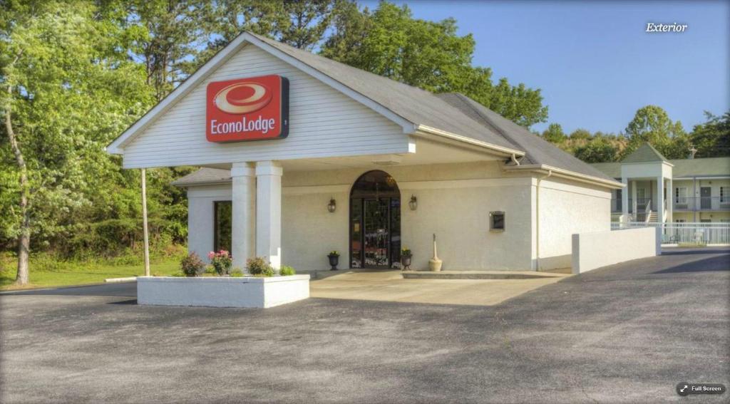 un edificio con un cartel en la parte delantera en Econo Lodge, en Corbin