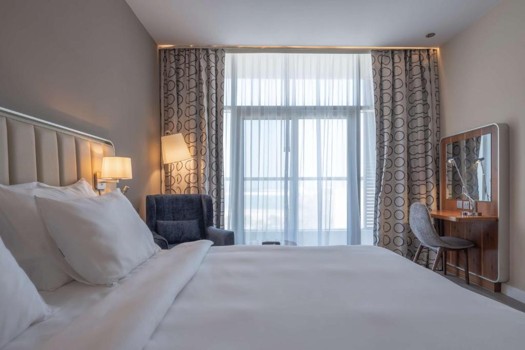 Uma cama ou camas num quarto em Radisson Resort Ras Al Khaimah Marjan Island