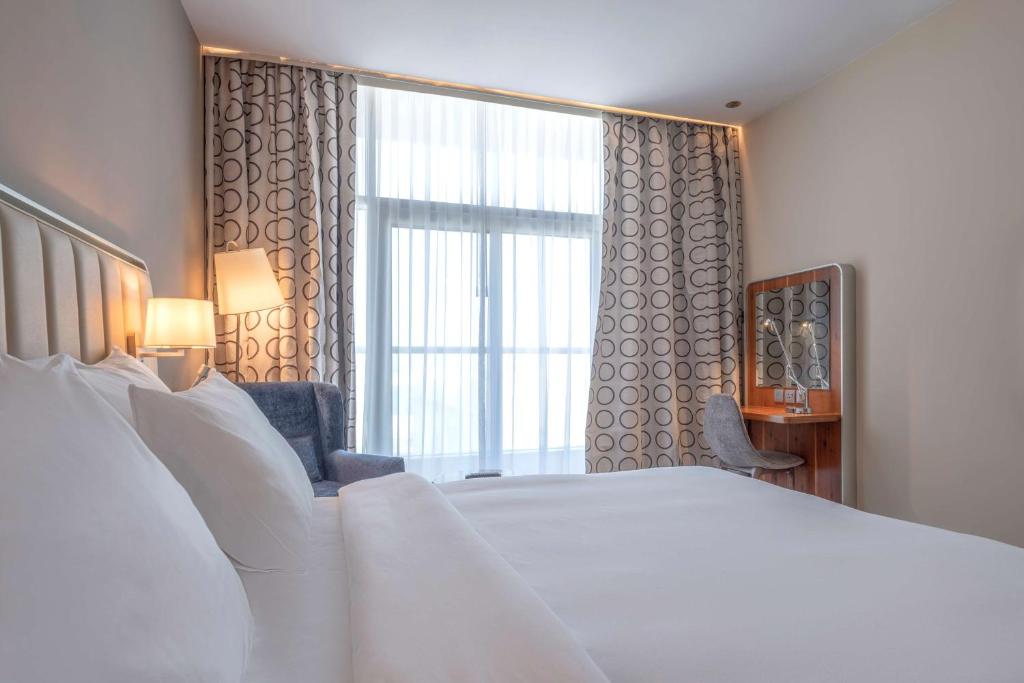 Uma cama ou camas num quarto em Radisson Resort Ras Al Khaimah Marjan Island