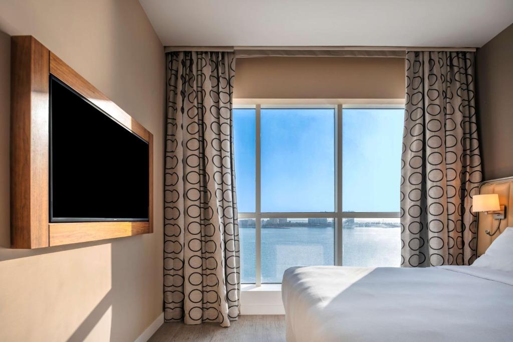 Uma cama ou camas num quarto em Radisson Resort Ras Al Khaimah Marjan Island