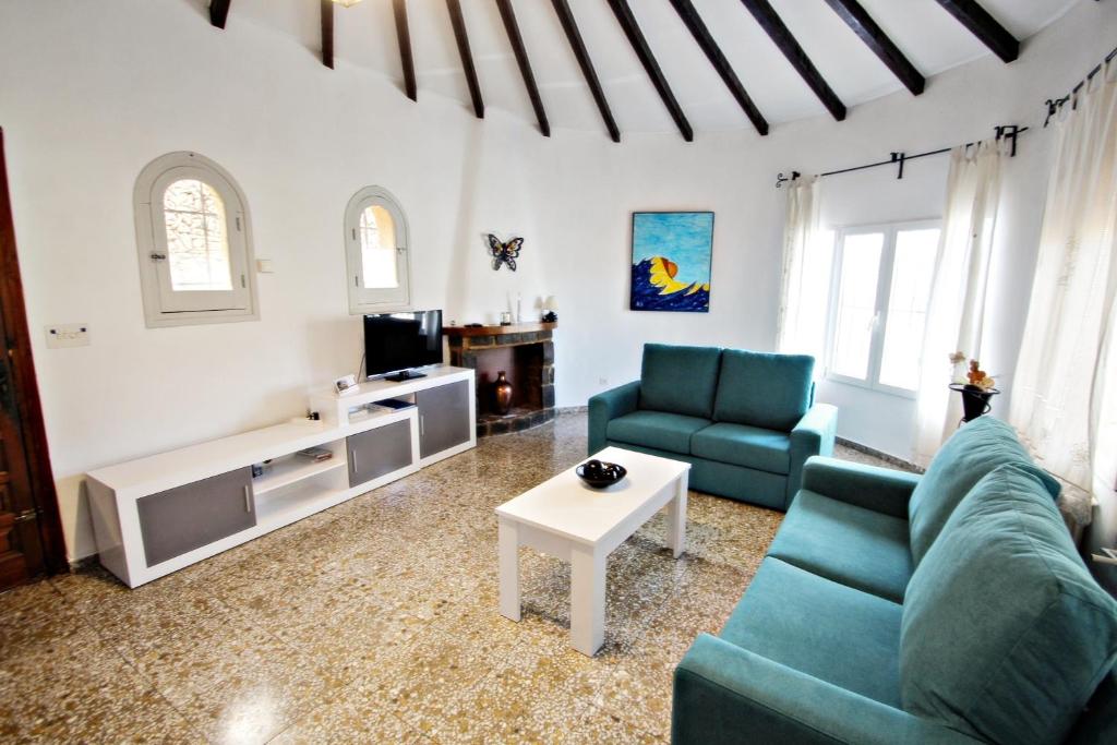TV a/nebo společenská místnost v ubytování Tosal Julia - sea view villa with private pool in Calpe