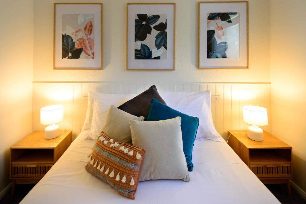 Кровать или кровати в номере Georges Bay Apartments