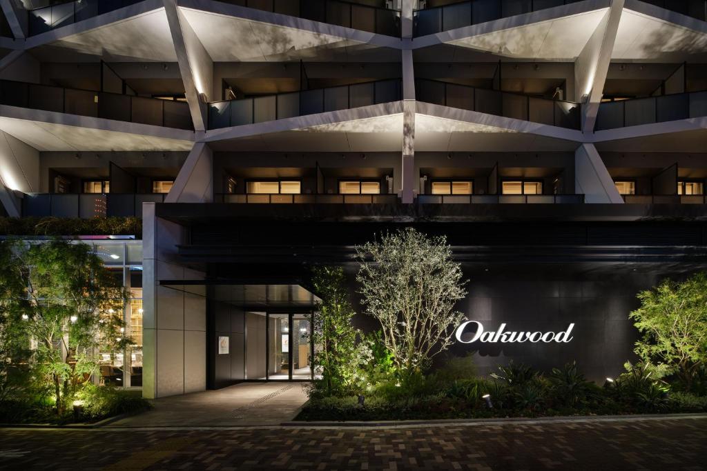 una vista exterior de un edificio de oficinas por la noche en Oakwood Hotel & Apartments Azabu Tokyo, en Tokio