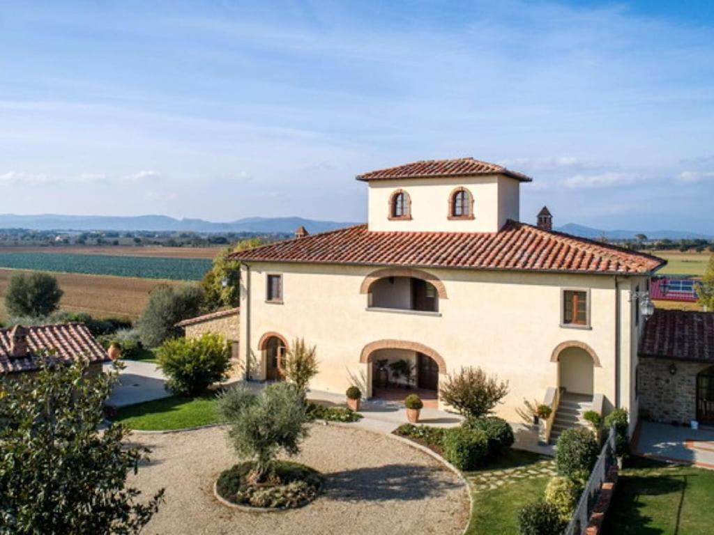 an external view of a villa with a garden at Timeless Tuscan Holiday Stay in Arezzo