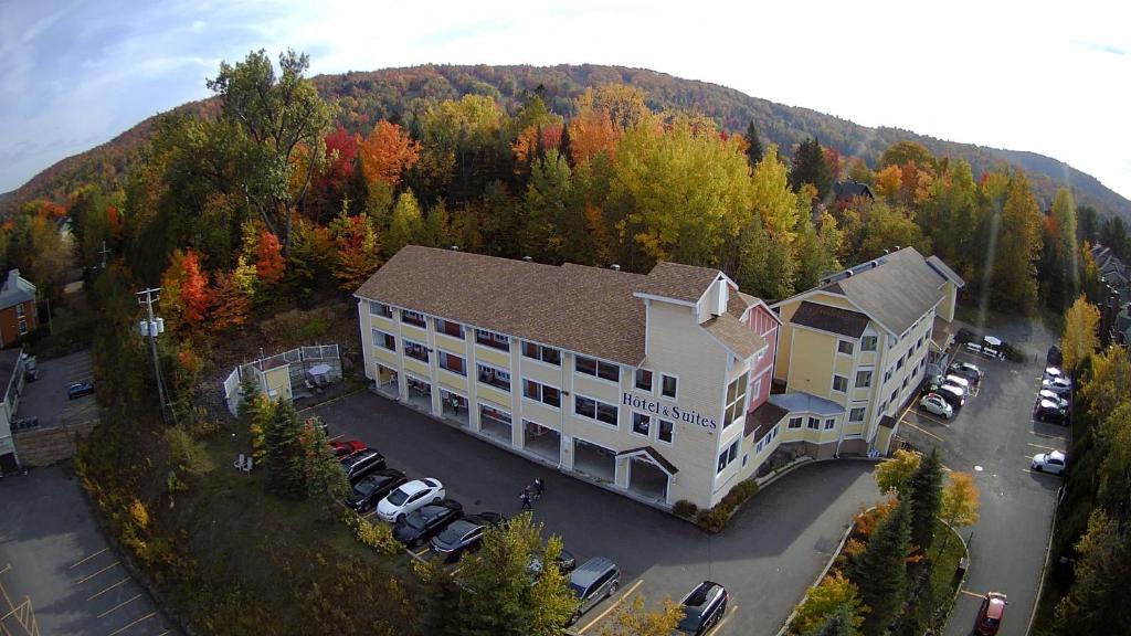 una vista aérea de un gran edificio con aparcamiento en Hotel and Suites Les Laurentides en Saint-Sauveur-des-Monts