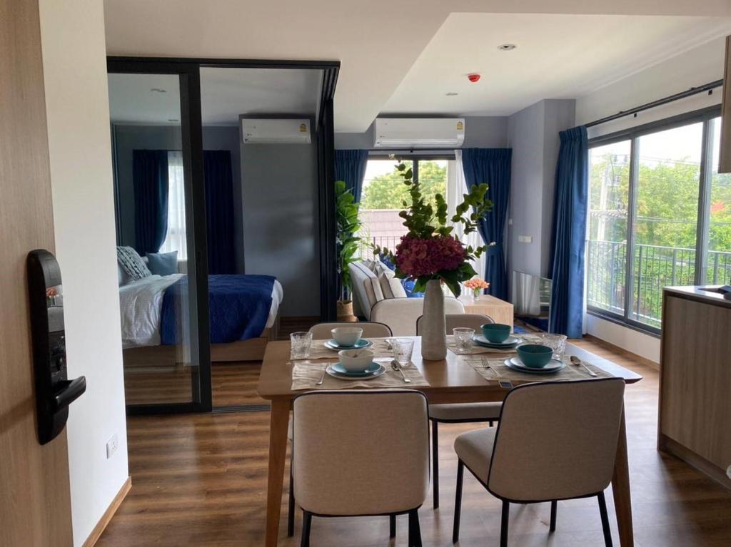 une salle à manger avec une table et des chaises et une chambre dans l'établissement LA HABANA501, à Hua Hin