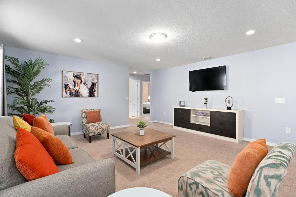 Luxury Windsor Villa with Pool, Close to Disney, Grand Opening