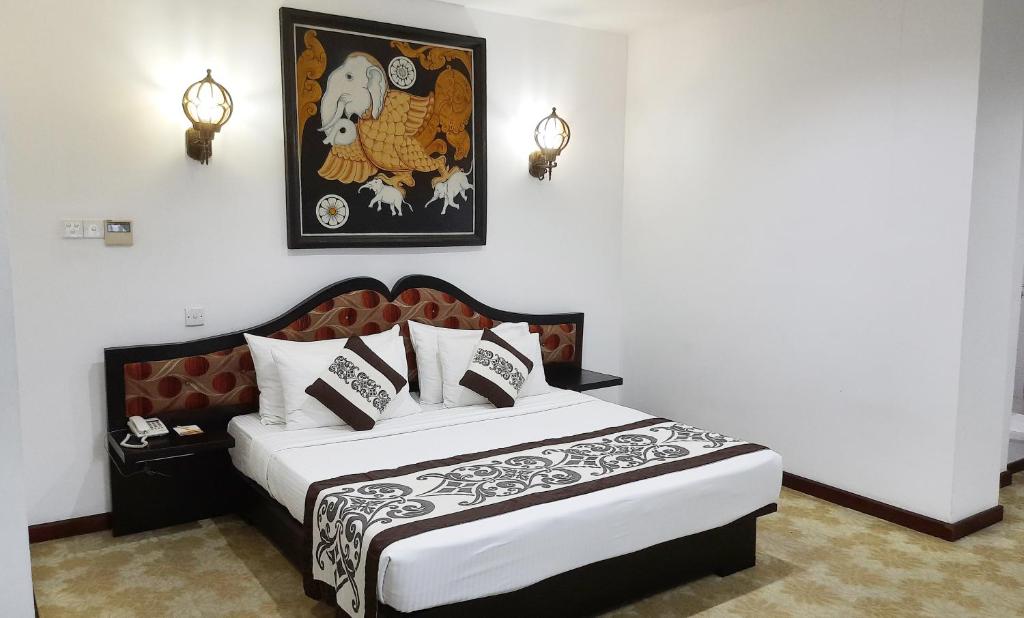 Postel nebo postele na pokoji v ubytování Royal Kandyan Hotel