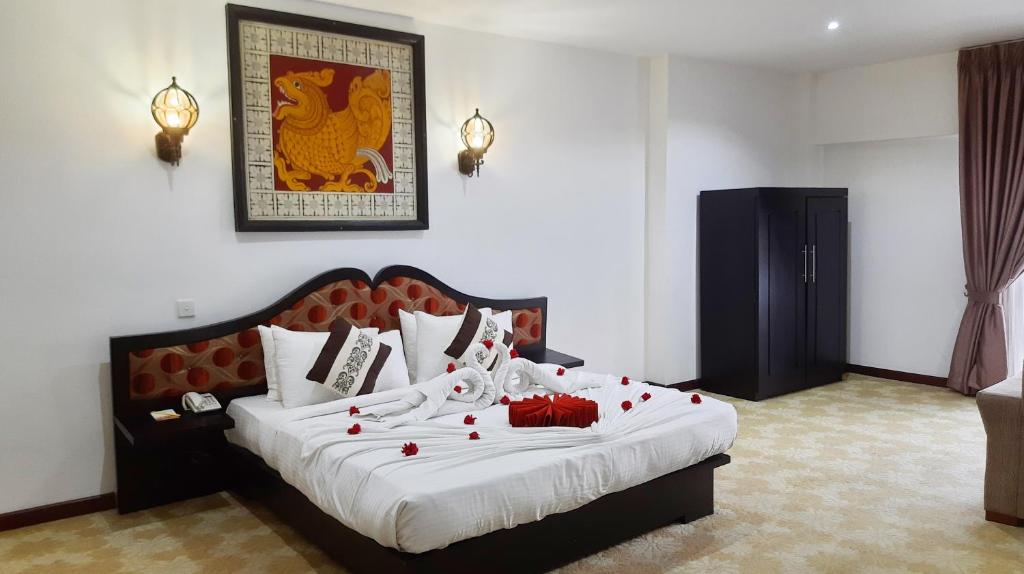 Postel nebo postele na pokoji v ubytování Royal Kandyan Hotel