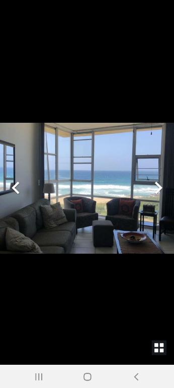un soggiorno con vista sull'oceano di Rockview Holiday Beach Apartment a Hibberdene