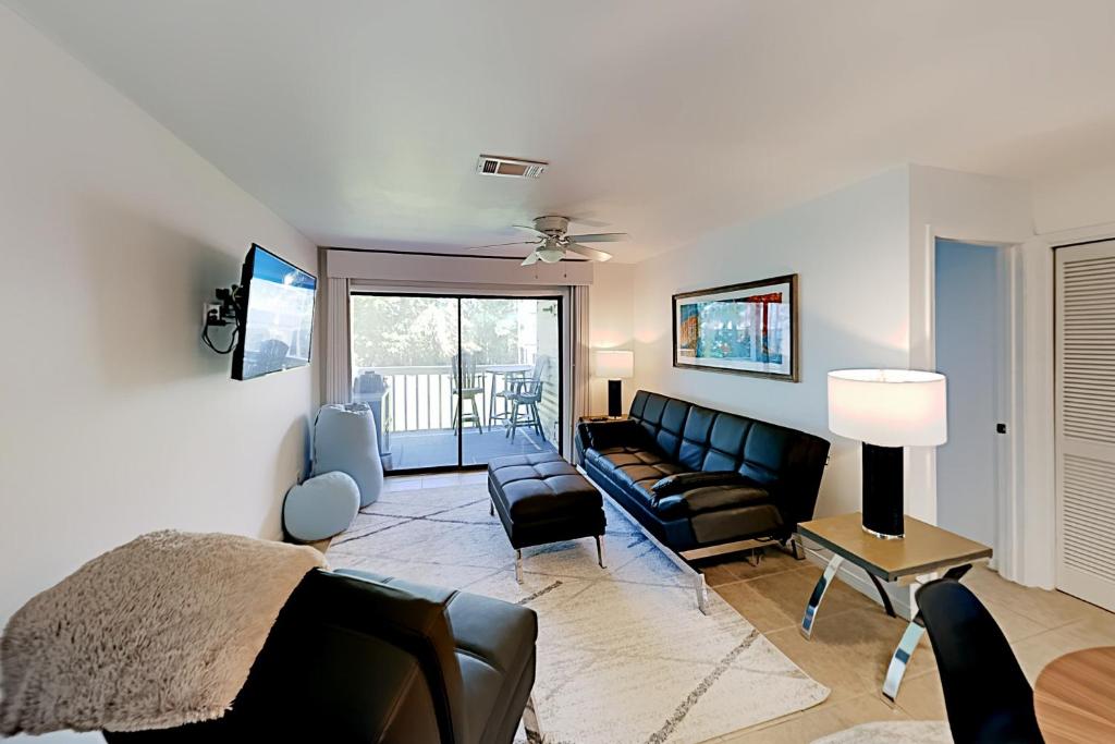 - un salon avec un canapé et une table dans l'établissement Wolf Bay Villas, à Orange Beach