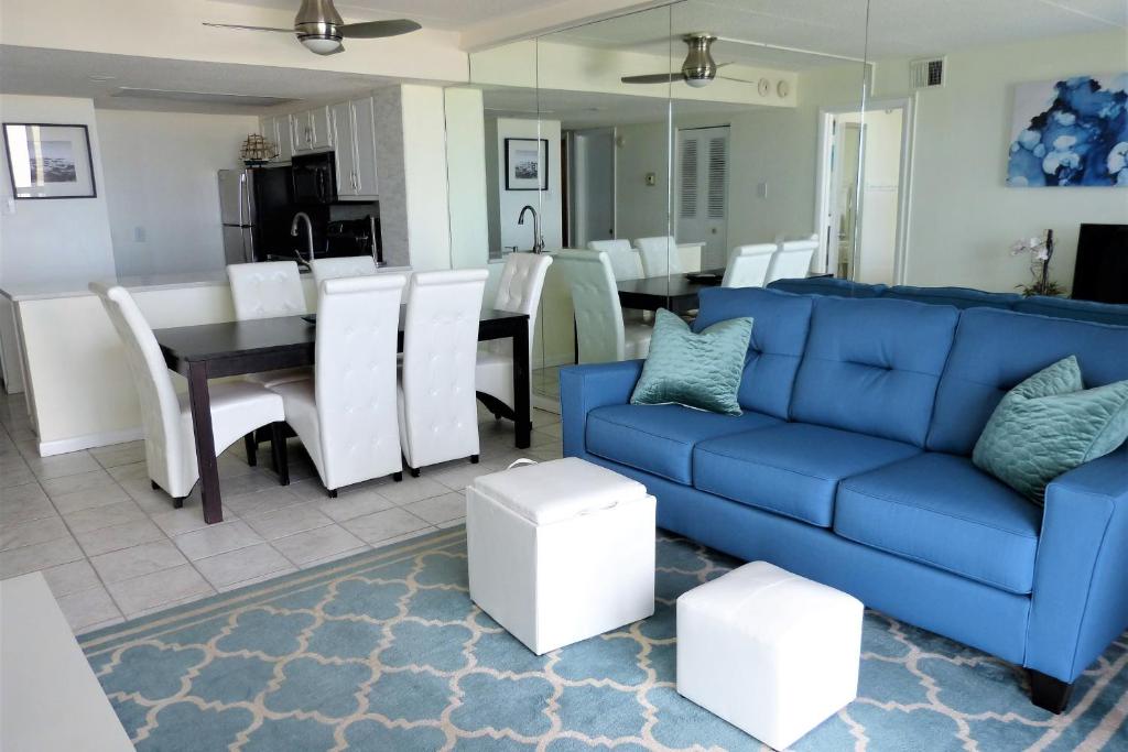 sala de estar con sofá azul y mesa en Sea Watch Condos V, en Ocean City