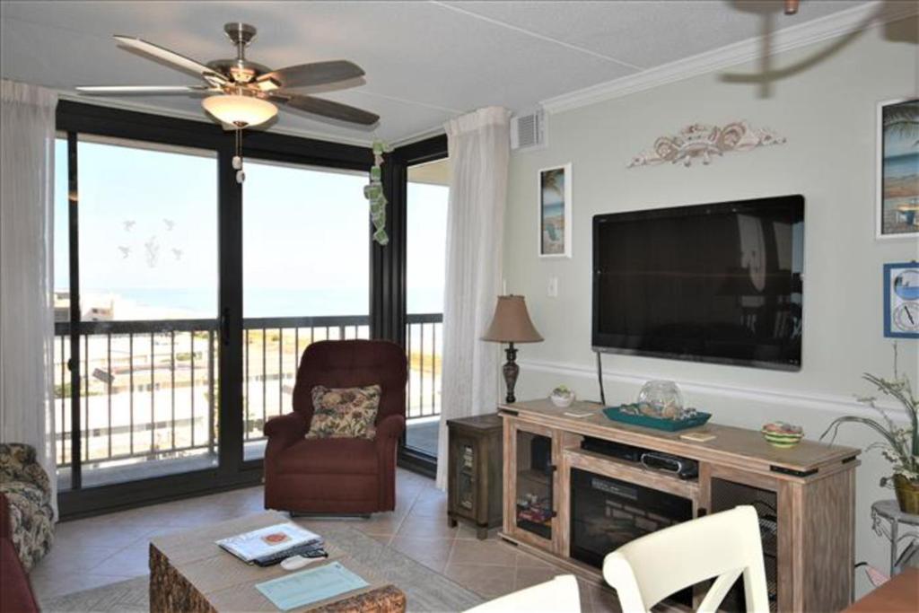 een woonkamer met een flatscreen-tv en een bank bij Sea Watch Condos IX in Ocean City