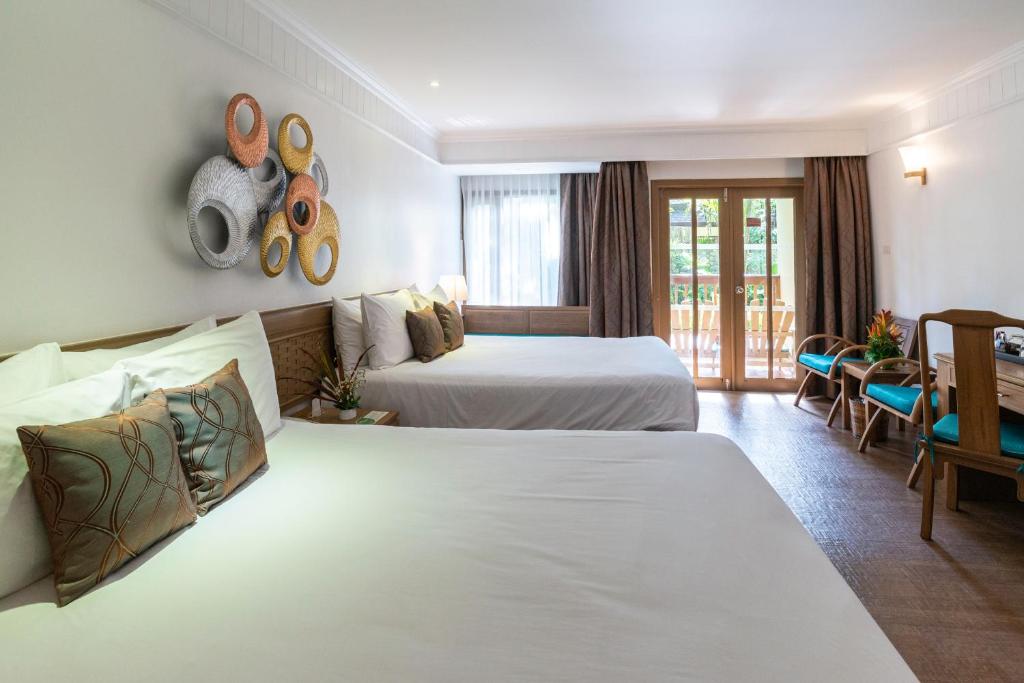 Postel nebo postele na pokoji v ubytování Seaview Resort Khao Lak - SHA Plus