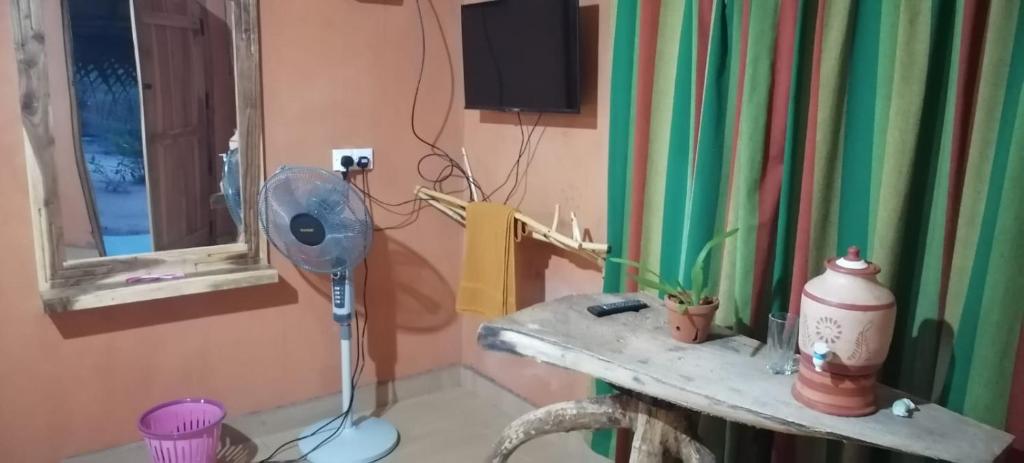 TV a/nebo společenská místnost v ubytování කැලෑව Jungle Eco Resort