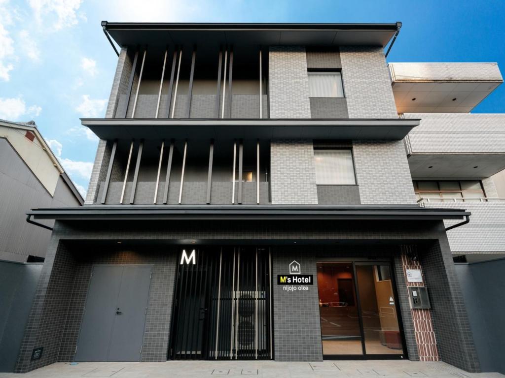 een gebouw met een m-bord aan de voorzijde bij M's Hotel Nijojo Oike in Kyoto