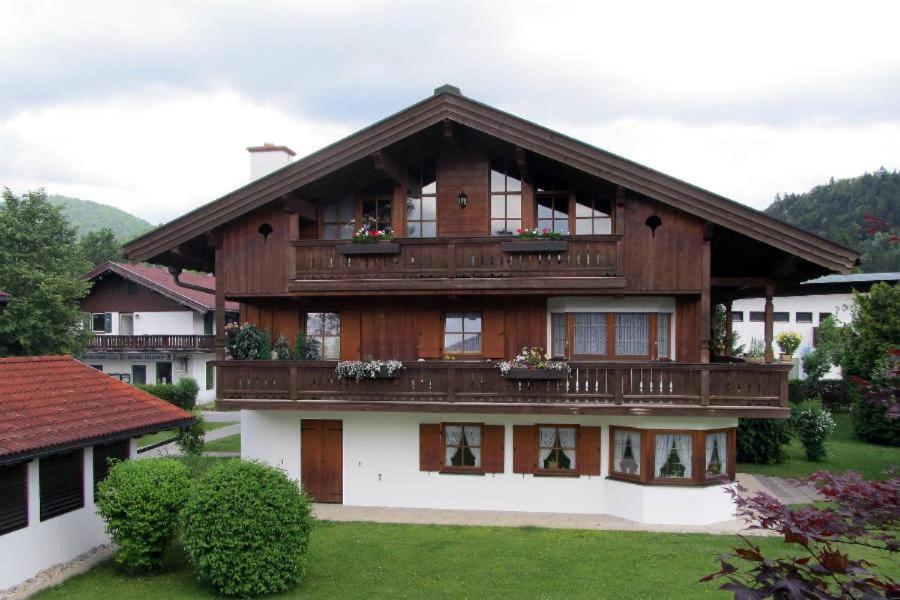 Cette grande maison en bois dispose d'un balcon sur la cour. dans l'établissement Ferienwohnung Bär, à Reit im Winkl