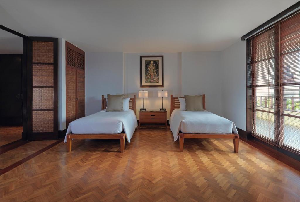 Postel nebo postele na pokoji v ubytování The Legian Seminyak, Bali