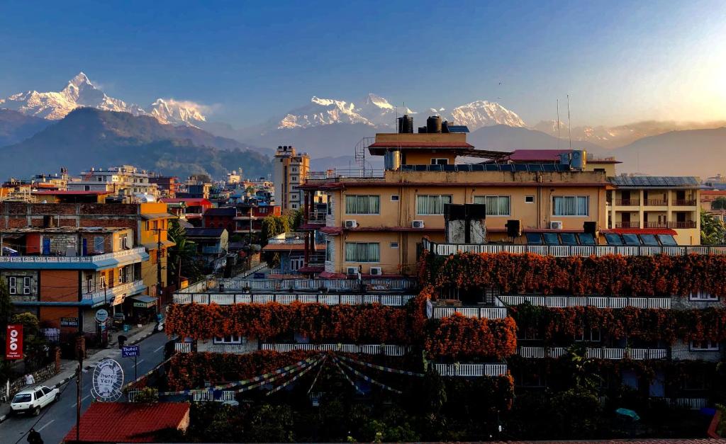 vistas a una ciudad con montañas en el fondo en Hotel Yeti en Pokhara