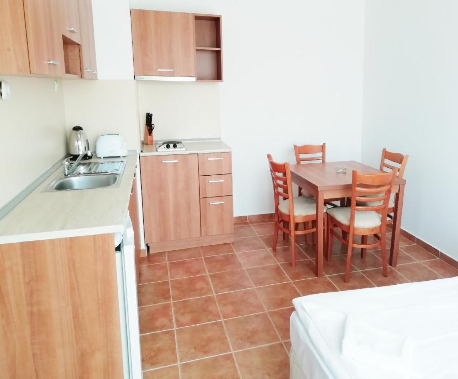 Apart Hotel Kasandra - 阳台的工作室（3个成人）