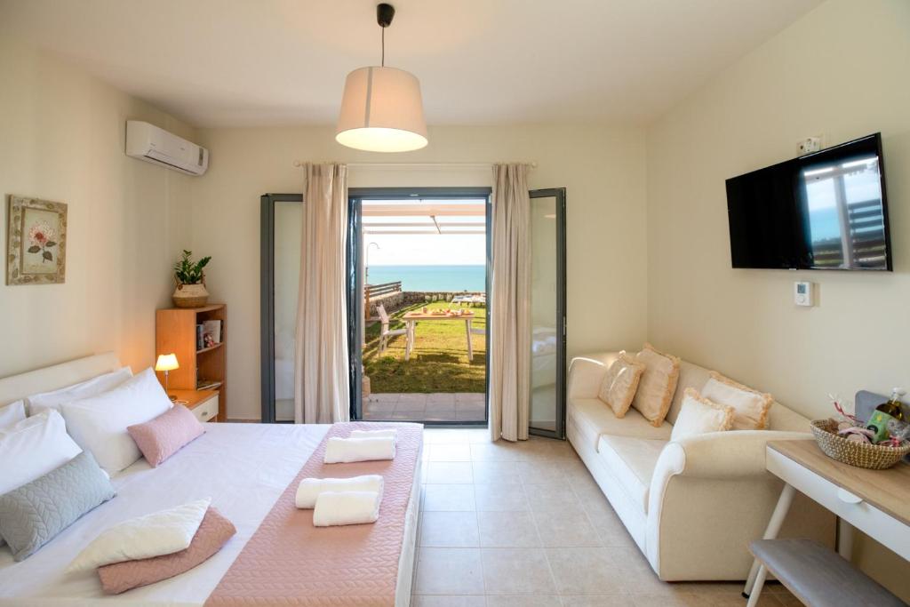 a living room with a white couch and a tv at il giardino in Minia