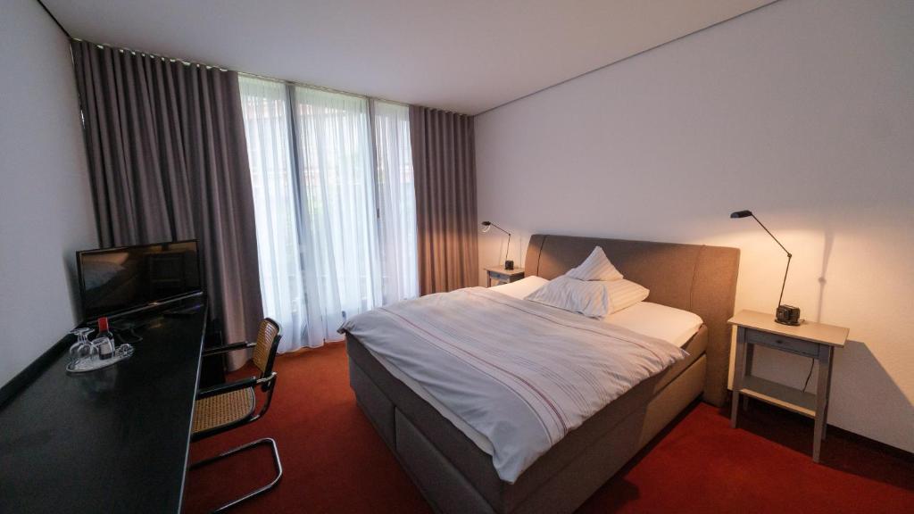 a hotel room with a bed and a television at Wissenschaftszentrum Bonn in Bonn