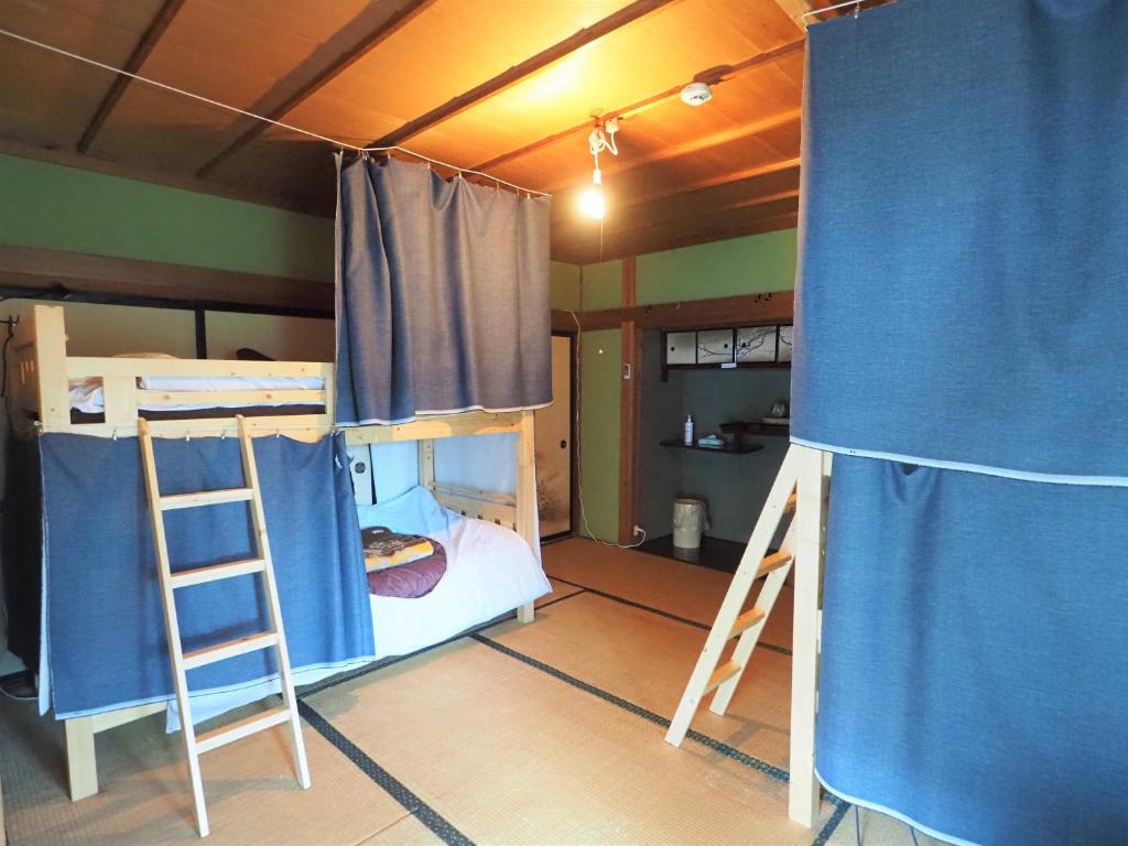 Postel nebo postele na pokoji v ubytování 四国旅行のHUB拠点 古民家ゲストハウス heso camp