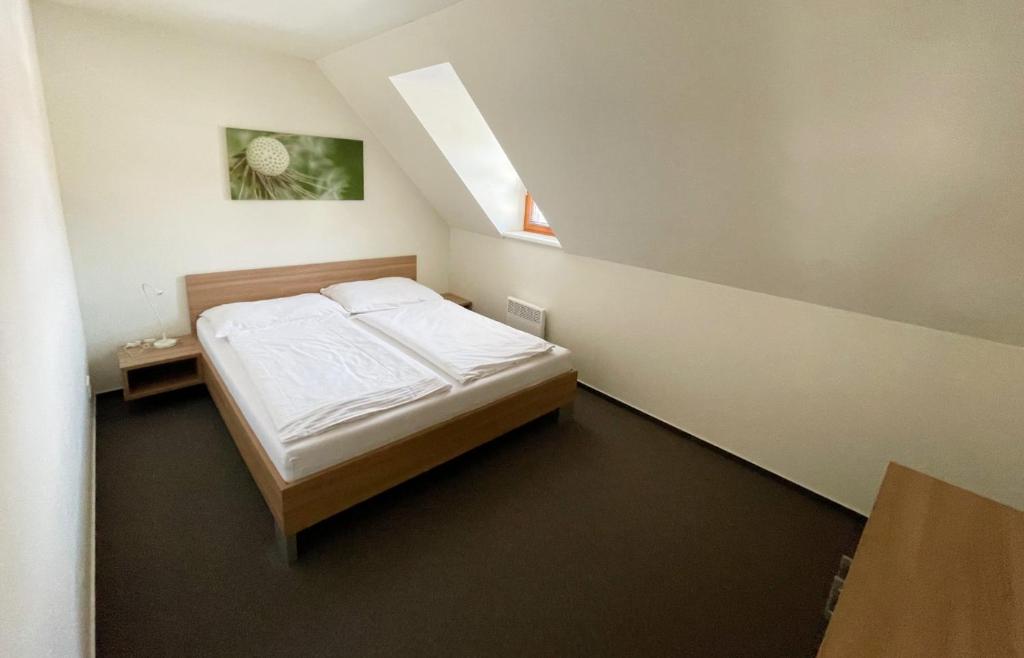 Postel nebo postele na pokoji v ubytování Wellness Hotel Říčky