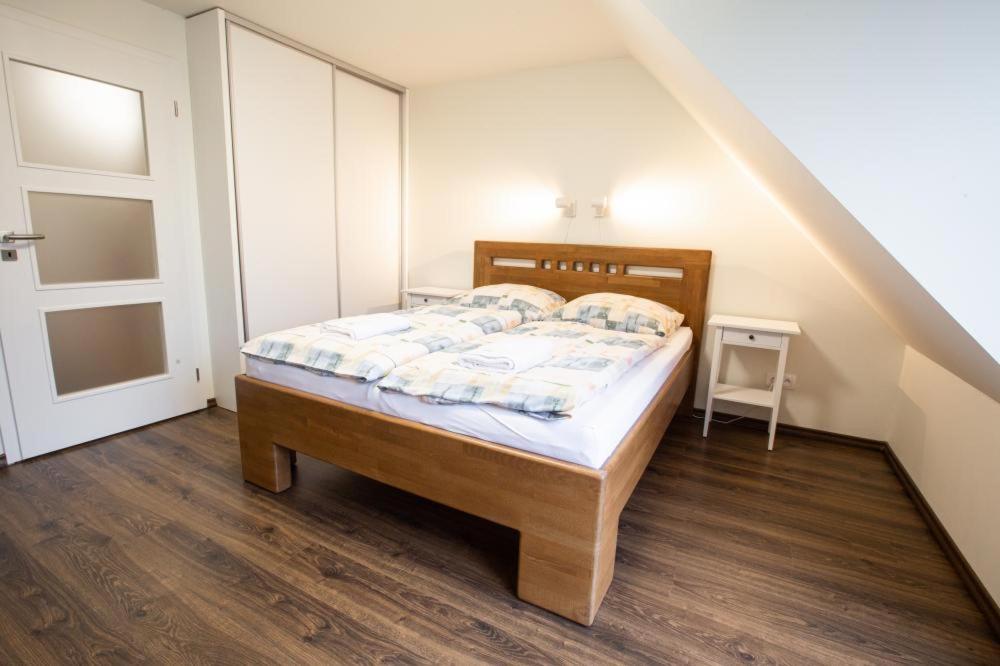 Postel nebo postele na pokoji v ubytování Wellness Hotel Říčky