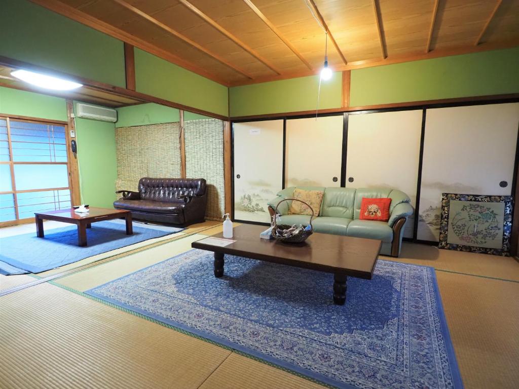 Posezení v ubytování 四国旅行のHUB拠点 古民家ゲストハウス heso camp