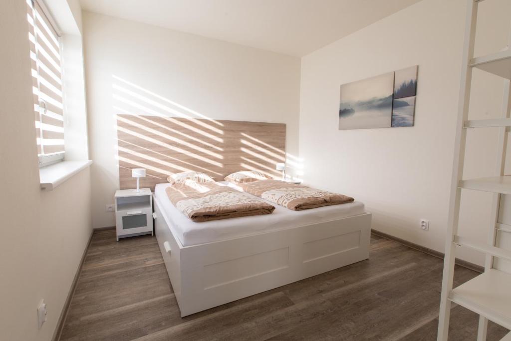 Łóżko lub łóżka w pokoju w obiekcie Apartmány pod Zakletým - Hotel Říčky