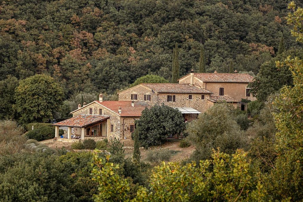 een groot huis in het midden van een berg bij Podere Capraia in Castiglioncello Bandini