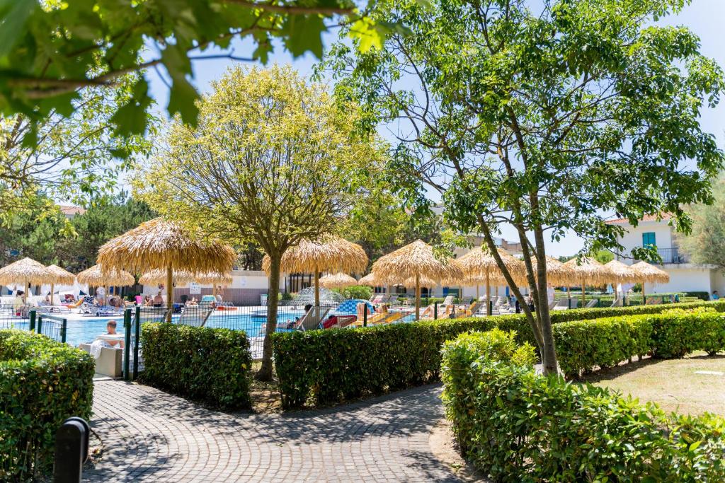 Бассейн в Summer Time Family Resort или поблизости