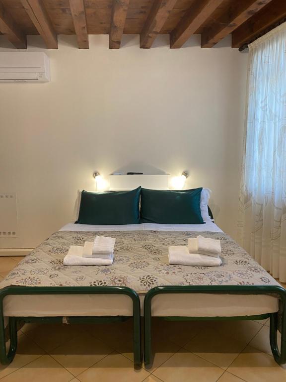 ein Schlafzimmer mit einem Bett mit zwei Handtüchern darauf in der Unterkunft Casa Santa Caterina e Sant Antonio in Padua