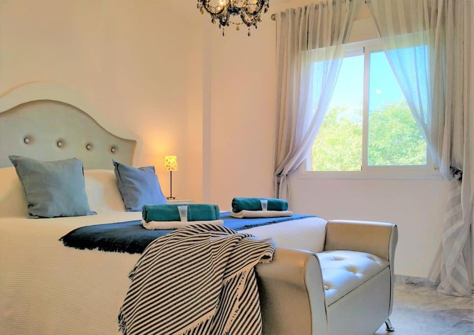 sypialnia z łóżkiem, kanapą i oknem w obiekcie Brisa Quebrada Beach, 2 Bed, Sea Views, Pool w mieście Benalmádena