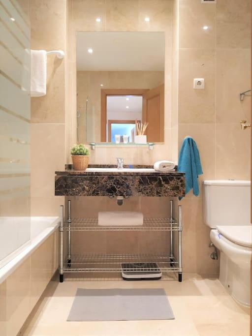 łazienka z umywalką, toaletą i lustrem w obiekcie Brisa Quebrada Beach, 2 Bed, Sea Views, Pool w mieście Benalmádena