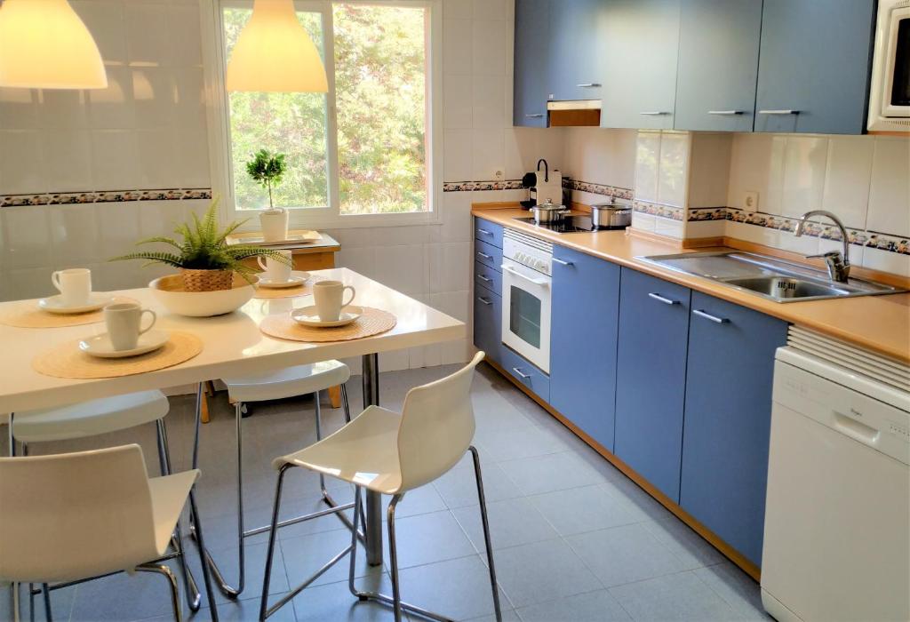Kuchnia lub aneks kuchenny w obiekcie Brisa Quebrada Beach, 2 Bed, Sea Views, Pool