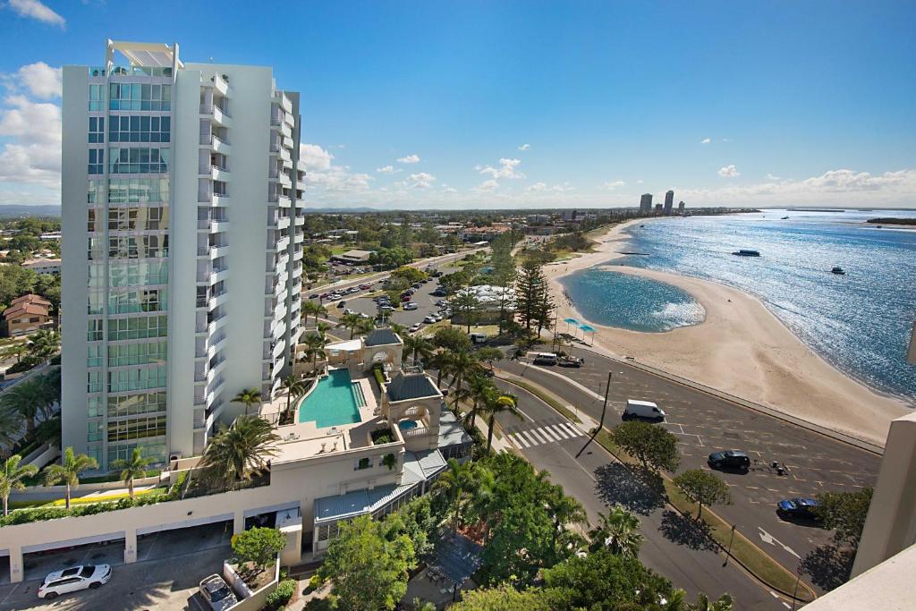 z góry widok na plażę i wysoki budynek w obiekcie The Grand Apartments w mieście Gold Coast