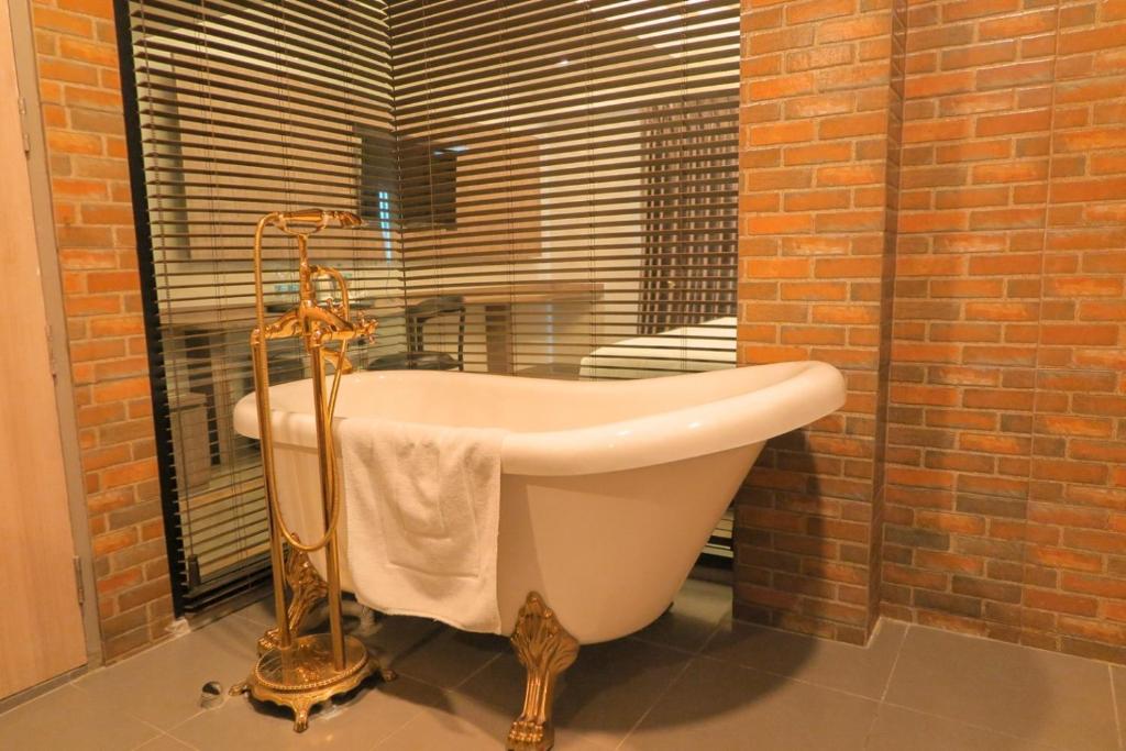 V20 Boutique Jacuzzi Hotel - Resim 13