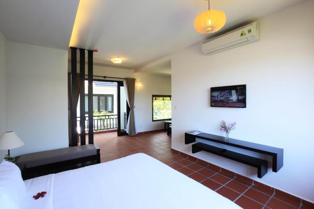 East West Villa - Deluxe Double Room с балконом