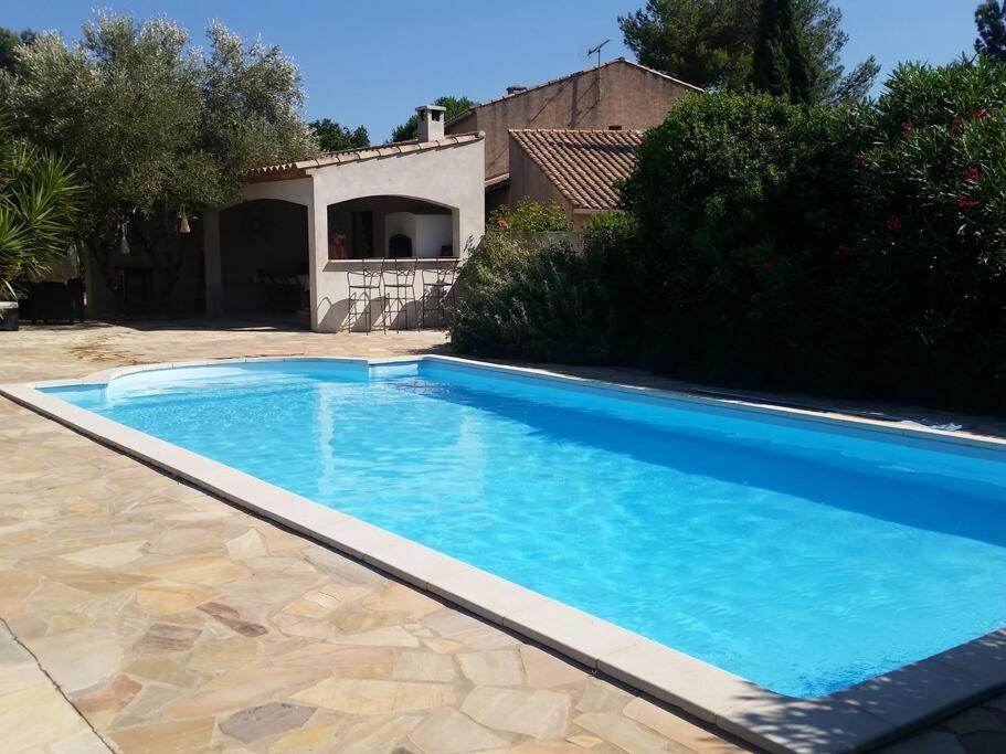 een groot blauw zwembad voor een huis bij Studio indépendant in Balaruc-les-Bains