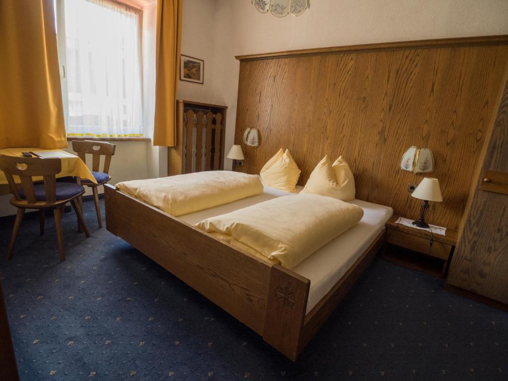 Postel nebo postele na pokoji v ubytování Traditionsgasthof Weißbacher