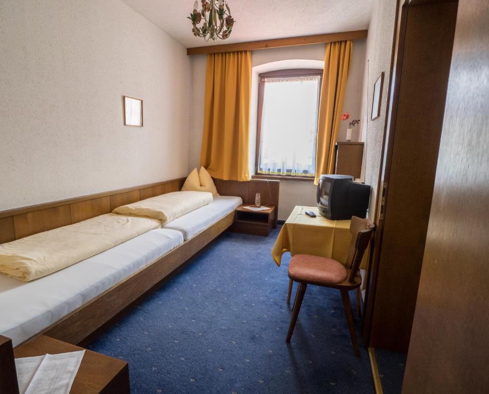 Postel nebo postele na pokoji v ubytování Traditionsgasthof Weißbacher