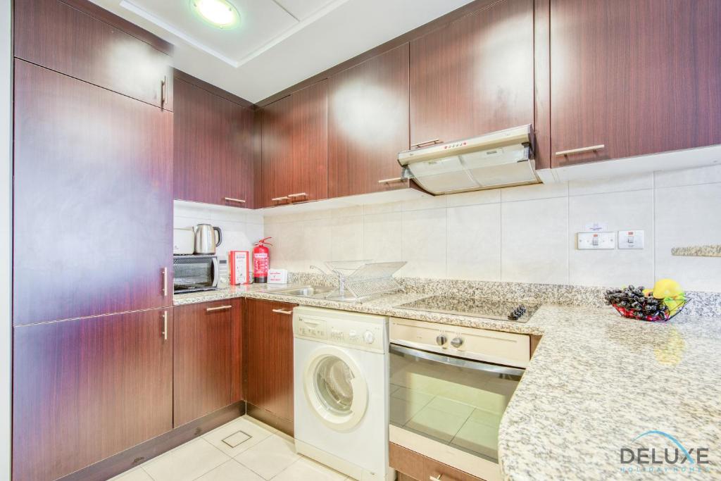 Kuchyň nebo kuchyňský kout v ubytování Unbeatable Rate Stylish 1BR with Balcony Near Metro by Deluxe Holiday Homes