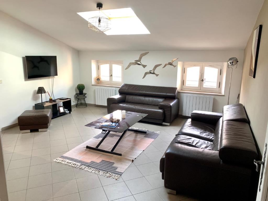 a living room with a couch and a table at Bel appartement 4 étoiles Centre Historique Toulon in Toulon