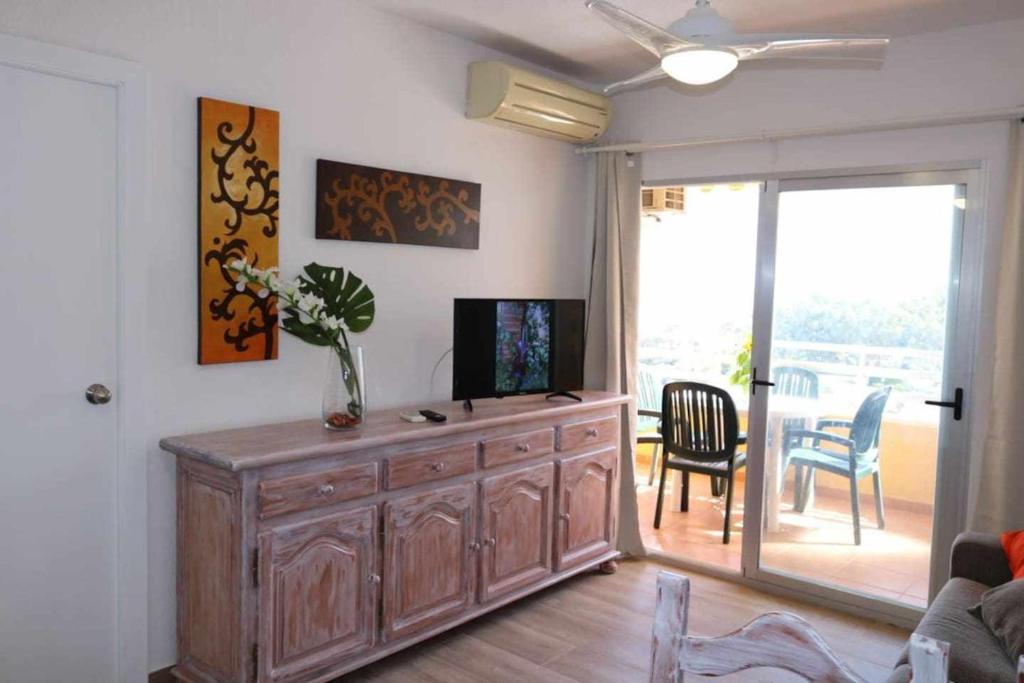 Televízia a/alebo spoločenská miestnosť v ubytovaní INMOWEAVER 28B VORA 1ª línea con vistas al mar