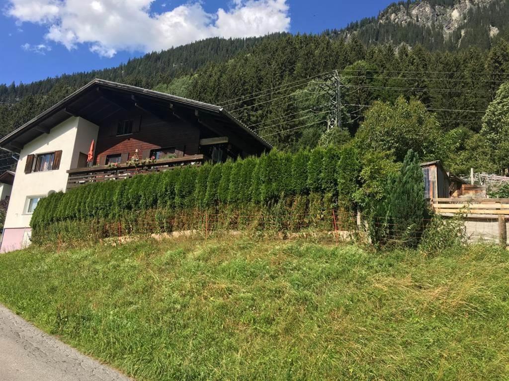 ein Haus auf einem Hügel mit einem Weinberg in der Unterkunft Haus Bergblick in Gaschurn